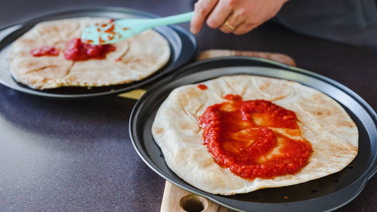 Pizza na patelnię w 15 minut. Prosty i szybki przepis