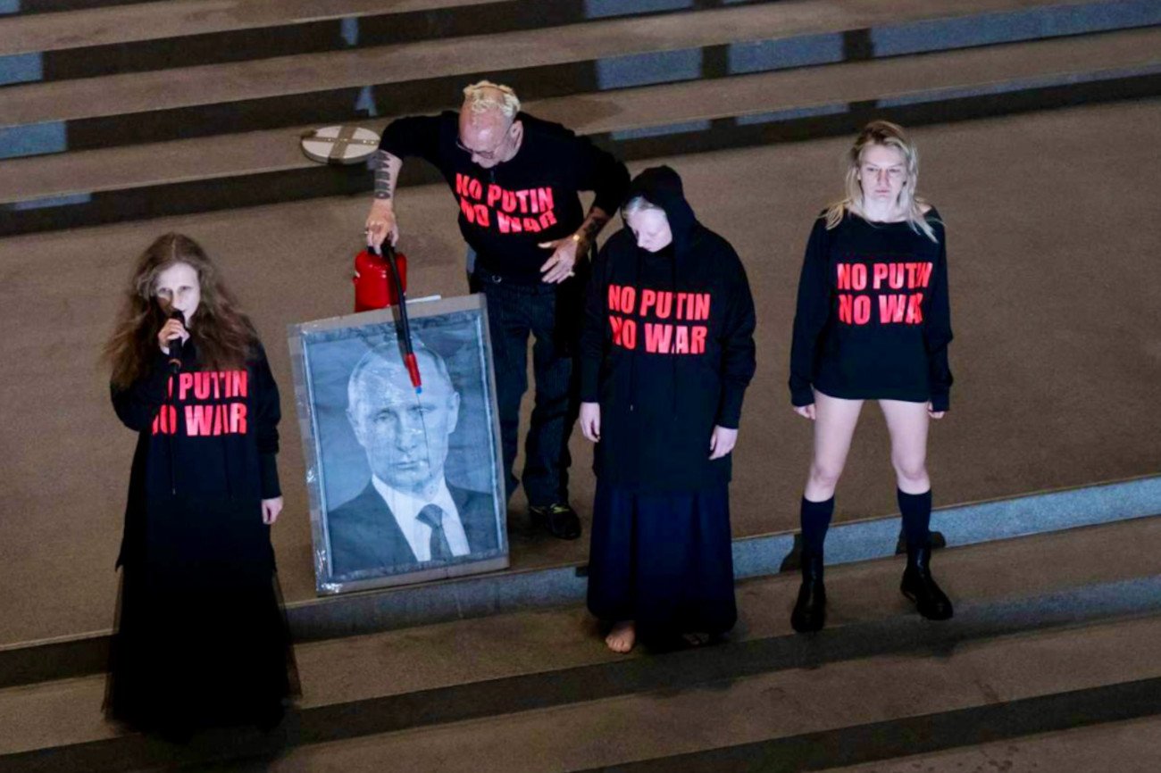 Artystka oddała mocz na portret Władimira Putina.