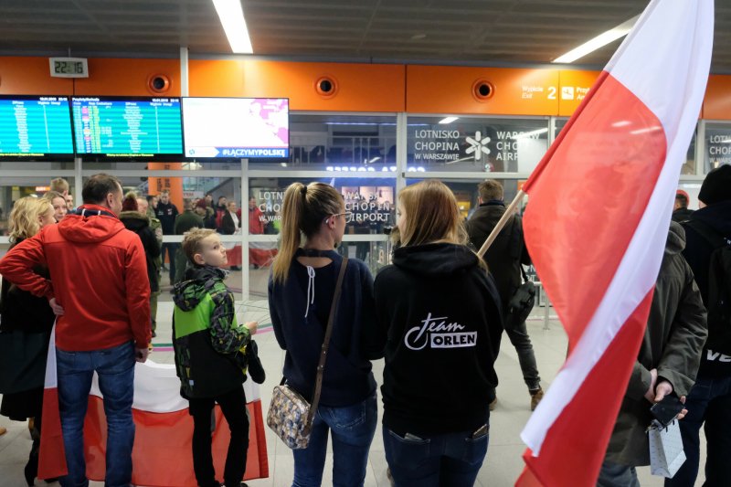 Dzieci czekały na lotnisku na piłkarzy. Niestety się nie doczekały