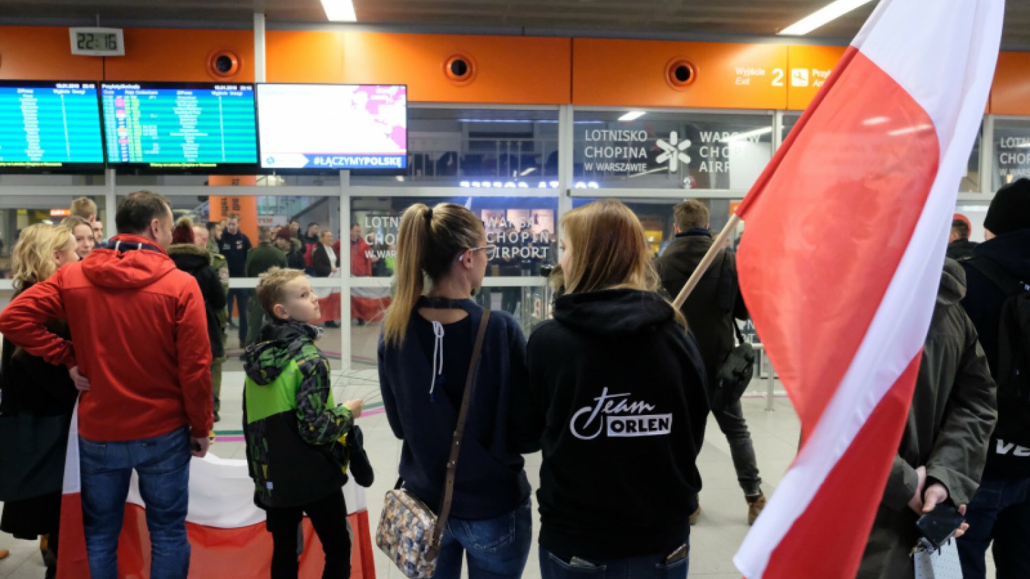 Dzieci czekały na lotnisku na piłkarzy. Niestety się nie doczekały