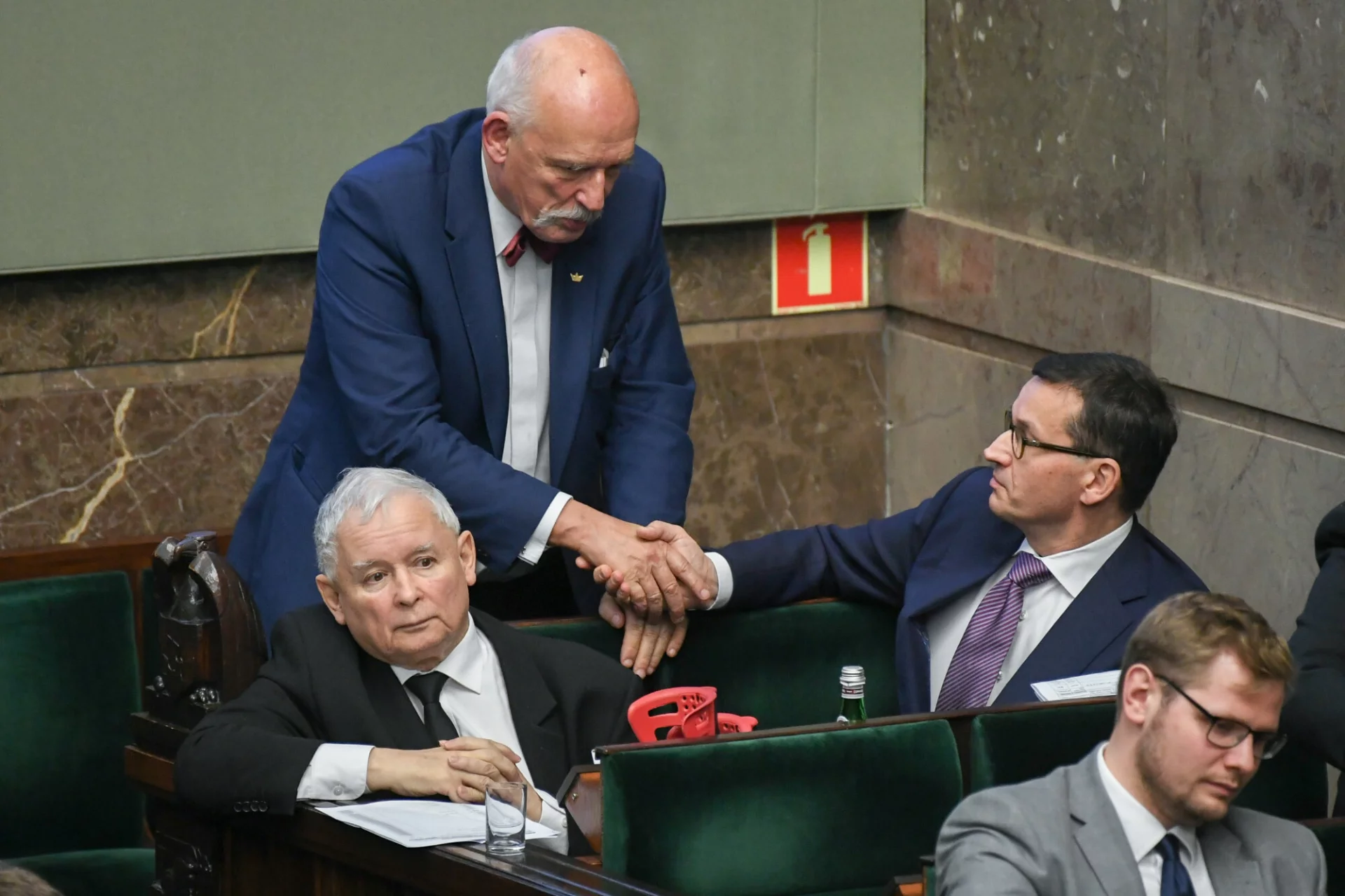 Nowy sondaż IBRiS wskazuje, że Konfederacja może pomóc PiS utrzymać włądzę. Nowy sondaż IBRiS wskazuje, że Konfederacja może pomóc PiS utrzymać włądzę.
