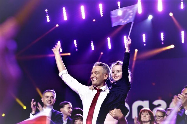 Robert Biedroń na trzecim stopniu podium.