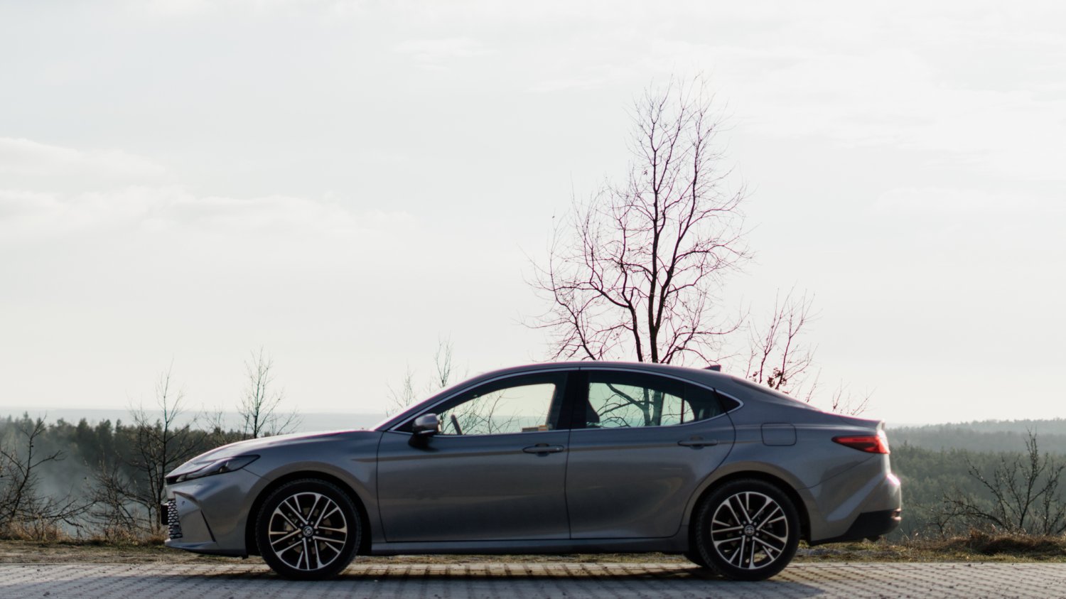 W Camry poczułem się trochę jak... w klasie biznes. Jej główny atut nie zmienia się od lat Toyota Camry 2.5 Hybrid Dynamic Force e-CVT. Test w mieście i w trasie
