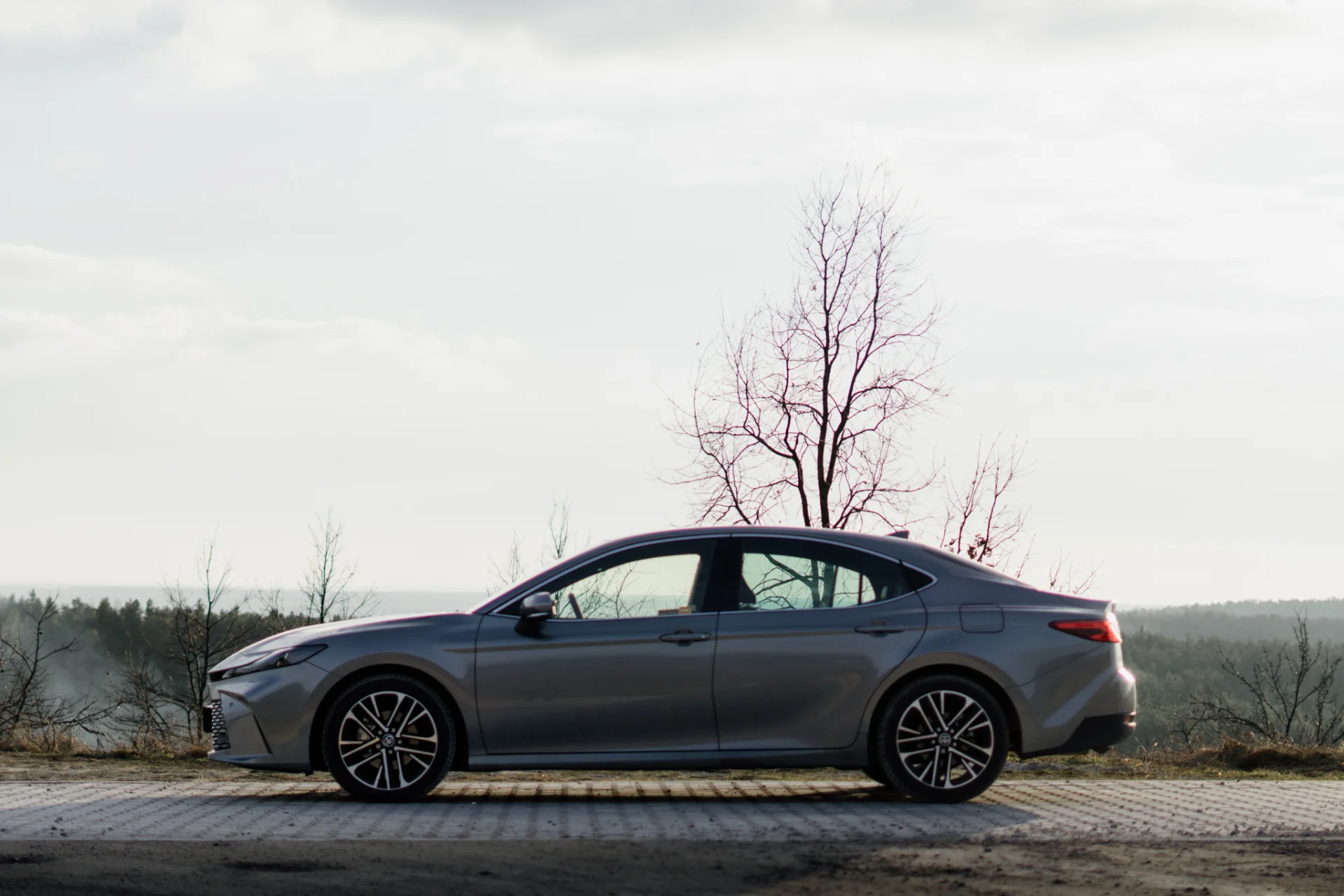 W Camry poczułem się trochę jak... w klasie biznes. Jej główny atut nie zmienia się od lat Toyota Camry 2.5 Hybrid Dynamic Force e-CVT. Test w mieście i w trasie