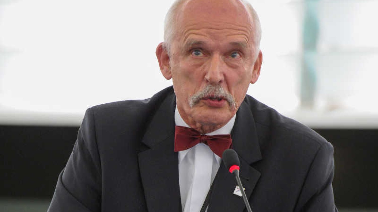 Janusz Korwin-Mikke chełpił się odkryciem unijnego absurdu, a tylko się ośmieszył.