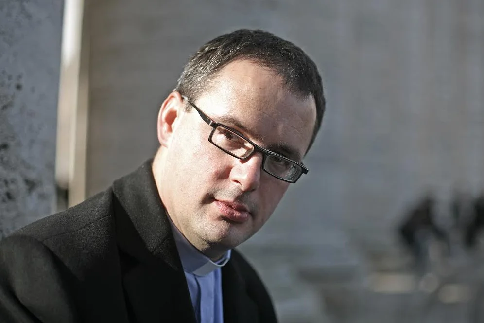 Ksiądz Jan Kaczkowski to twórca hospicjum w Pucku. Wraz z ekspertami uczy studentów medycyny, jak rozmawiać m.in. z pacjentami chorymi na raka
