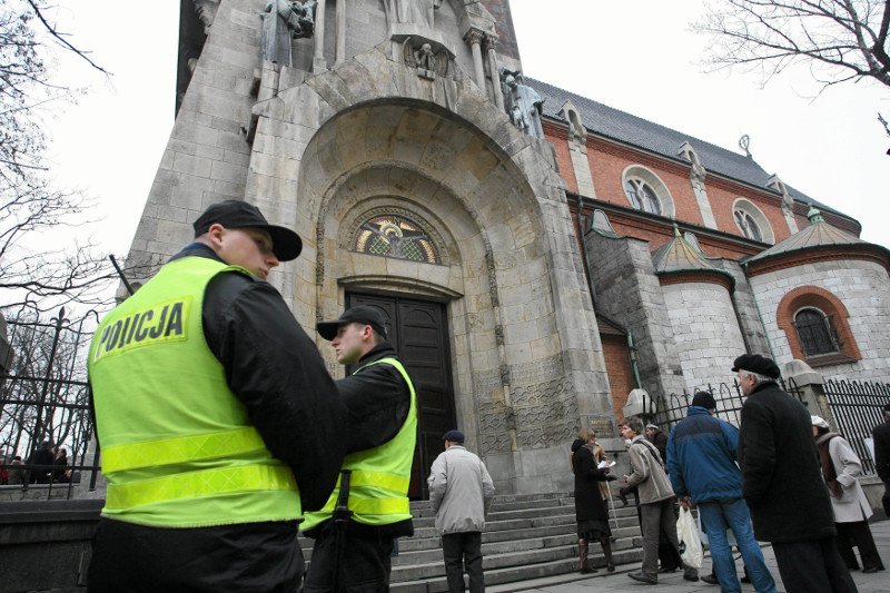 Pijany 25-latek z Kutna oddał strzały po adoracji krzyża.