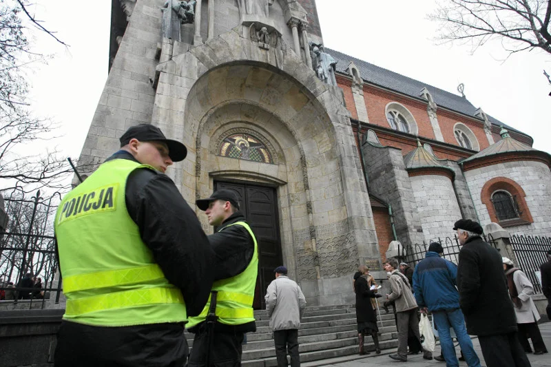 Pijany 25-latek z Kutna oddał strzały po adoracji krzyża.