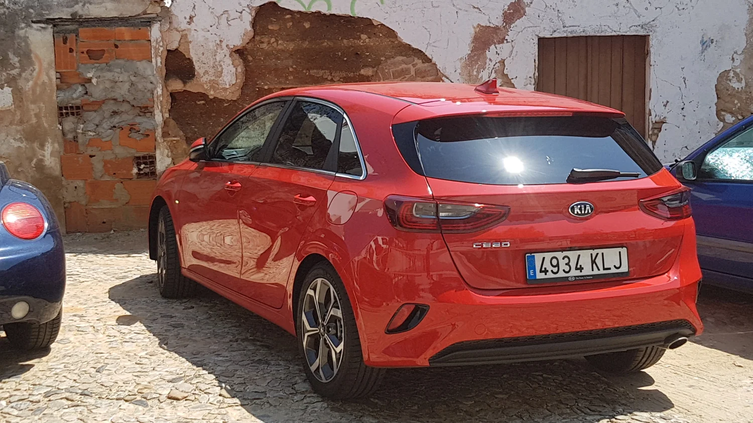 KIA CEED jest na tyle mała, że nawet w zakorkowanym mieście można znaleść miejsce do zaparkowania.