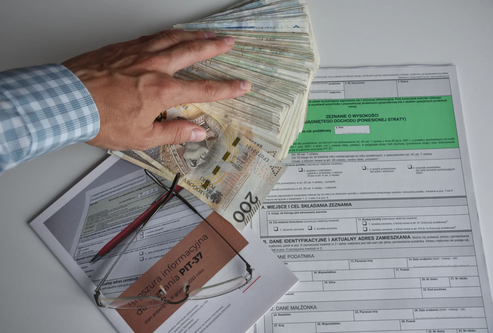 Na co uważać, gdy przelewamy pieniądze do bliskich osób? Skarbówka zwraca na to uwagę.