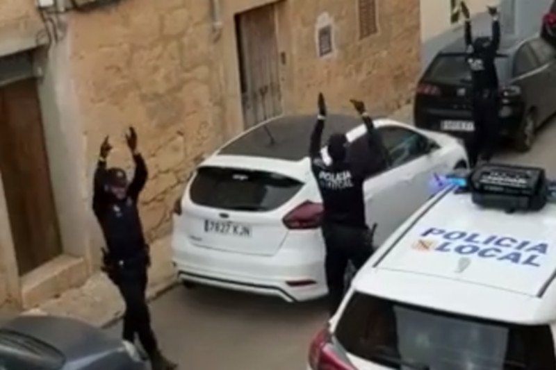 Policjanci z Majorki postanowili uprzyjemnić czas mieszkańcom.