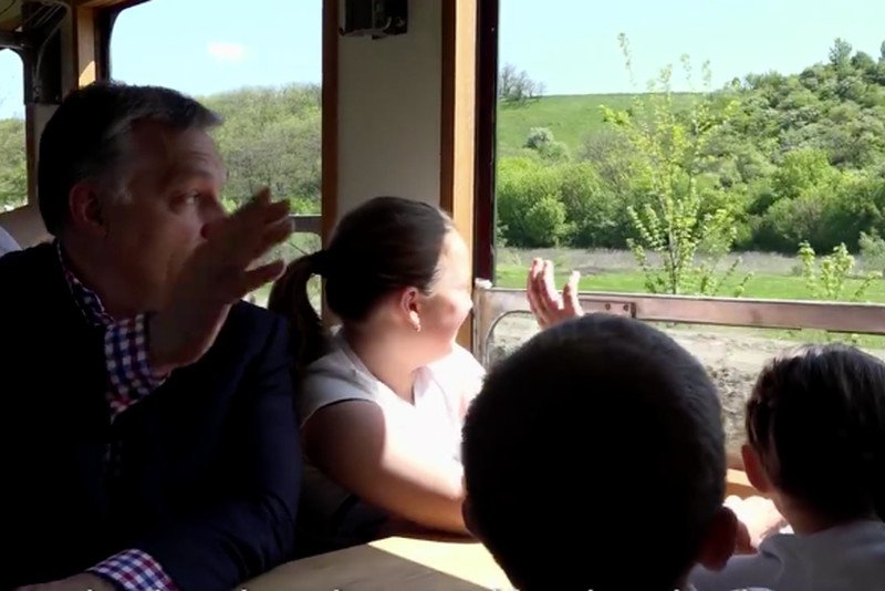 Orban otwiera połączenie kolejowe w Felcsut.