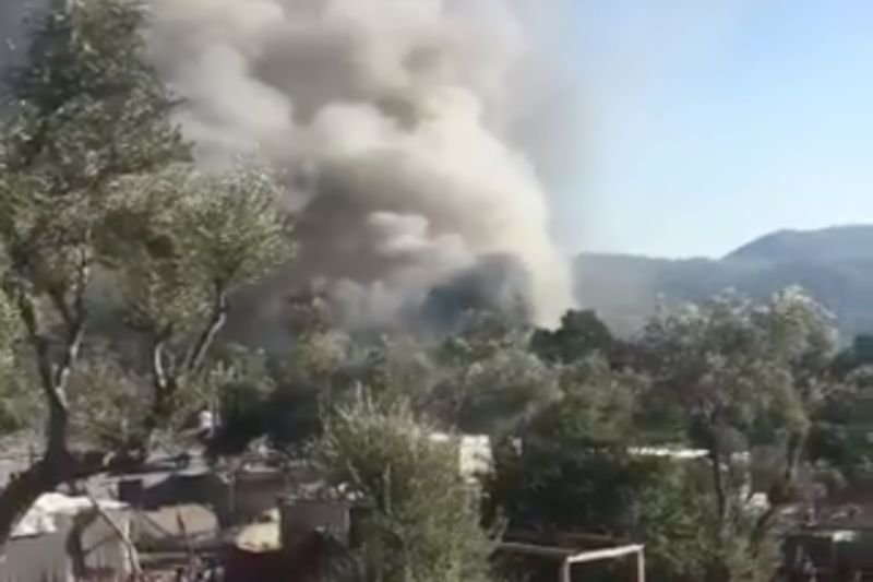 Uchodźcy podpalili kontenery, w których spali.