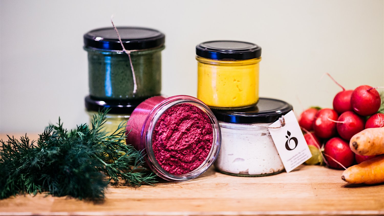 Kolorowe pasty do chleba z warzyw i ziaren przygotowane przez warszawskie bistro Organitheka.