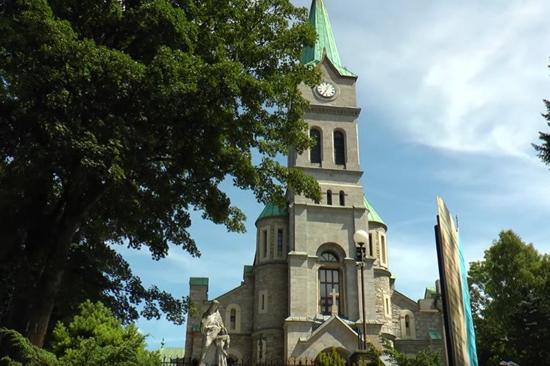 Obok kościoła p.w. Najświętszej Rodziny w Zakopanem, powstaje  budynek handlowo-usługowy. Inwestorem jest parafia.