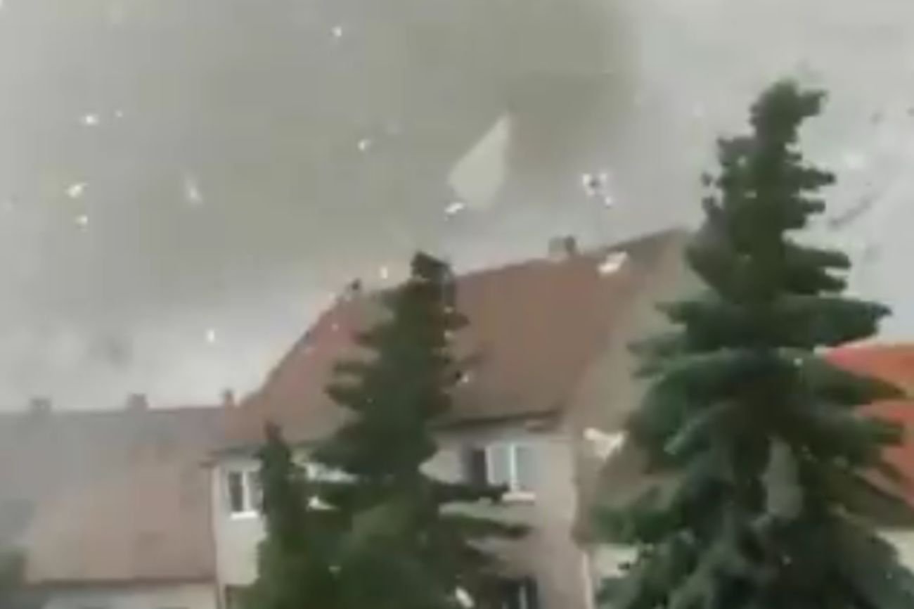 Tornado sunie ulicami jednego z miast Łużyc.