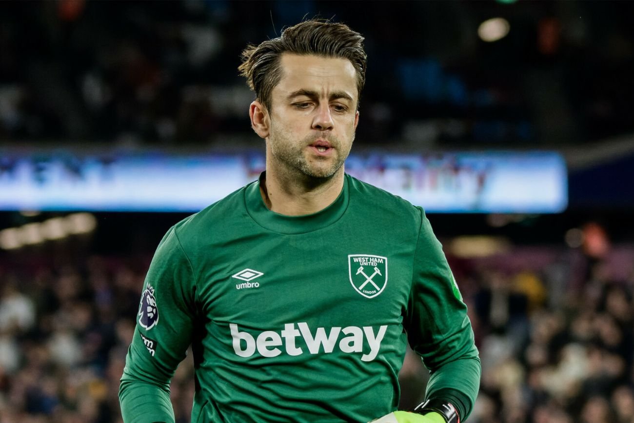 Fabiański doznał kontuzji podczas meczu. Zniesiono go na noszach. Dramat Łukasza Fabiańskiego. Podczas meczy doznał kontuzji, zniesiono go na noszach.