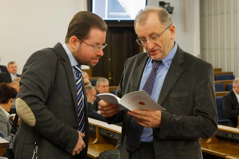 Plagiaty doskwierają ostatnio otoczeniu władzy. Jarosław Szymanek na zdjęciu z lewej.