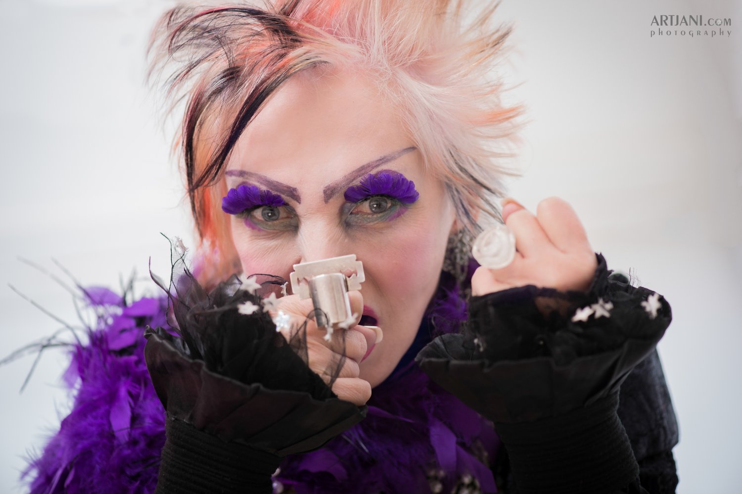 Gryzę pierścionek, gryzę się sama z sobą. Jak to jest z tą telewizją, uczy, czy ogłupia? Dlaczego?  Wszędzie? Celowo?  Co zrobić?