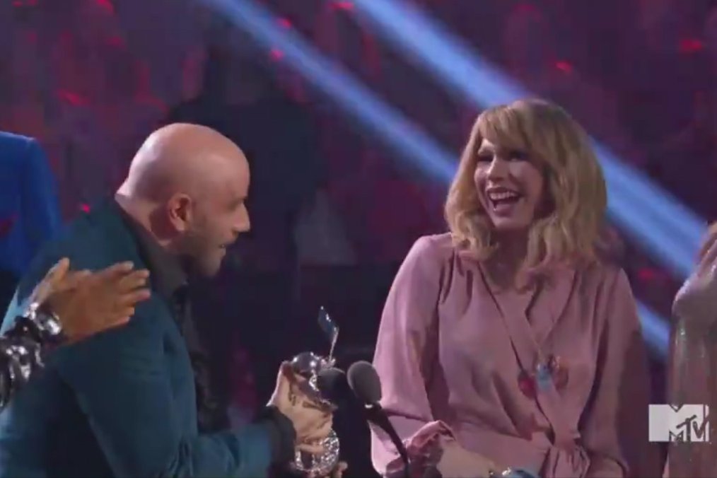 John Travolta myślał, że wręcza nagrodę Taylor Swift