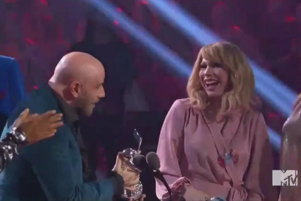 John Travolta myślał, że wręcza nagrodę Taylor Swift
