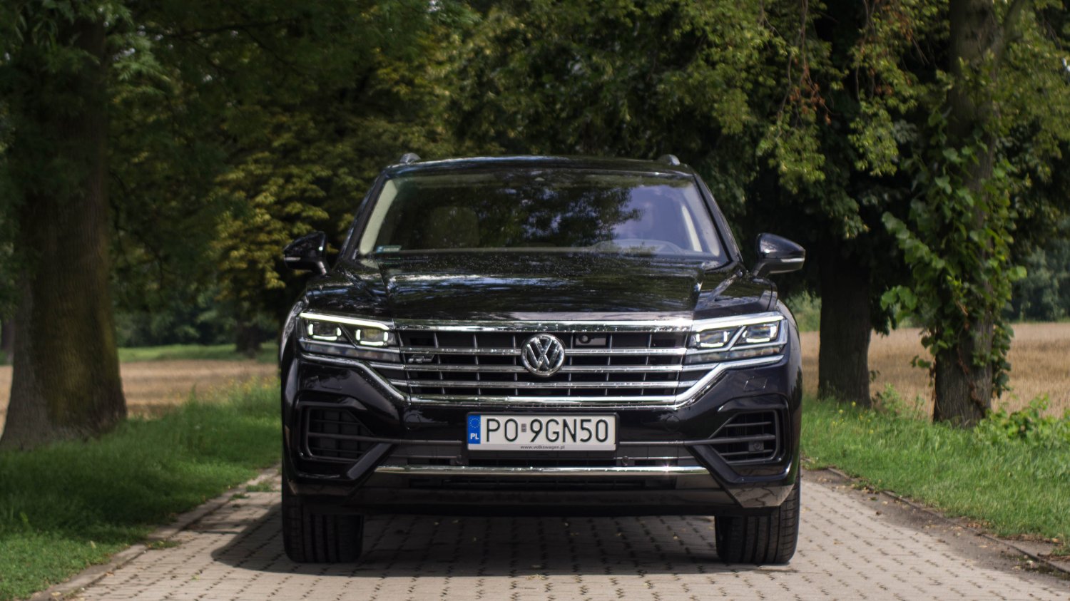 Nowy Touareg jest bardzo muskularny - i tak samo jeździ.