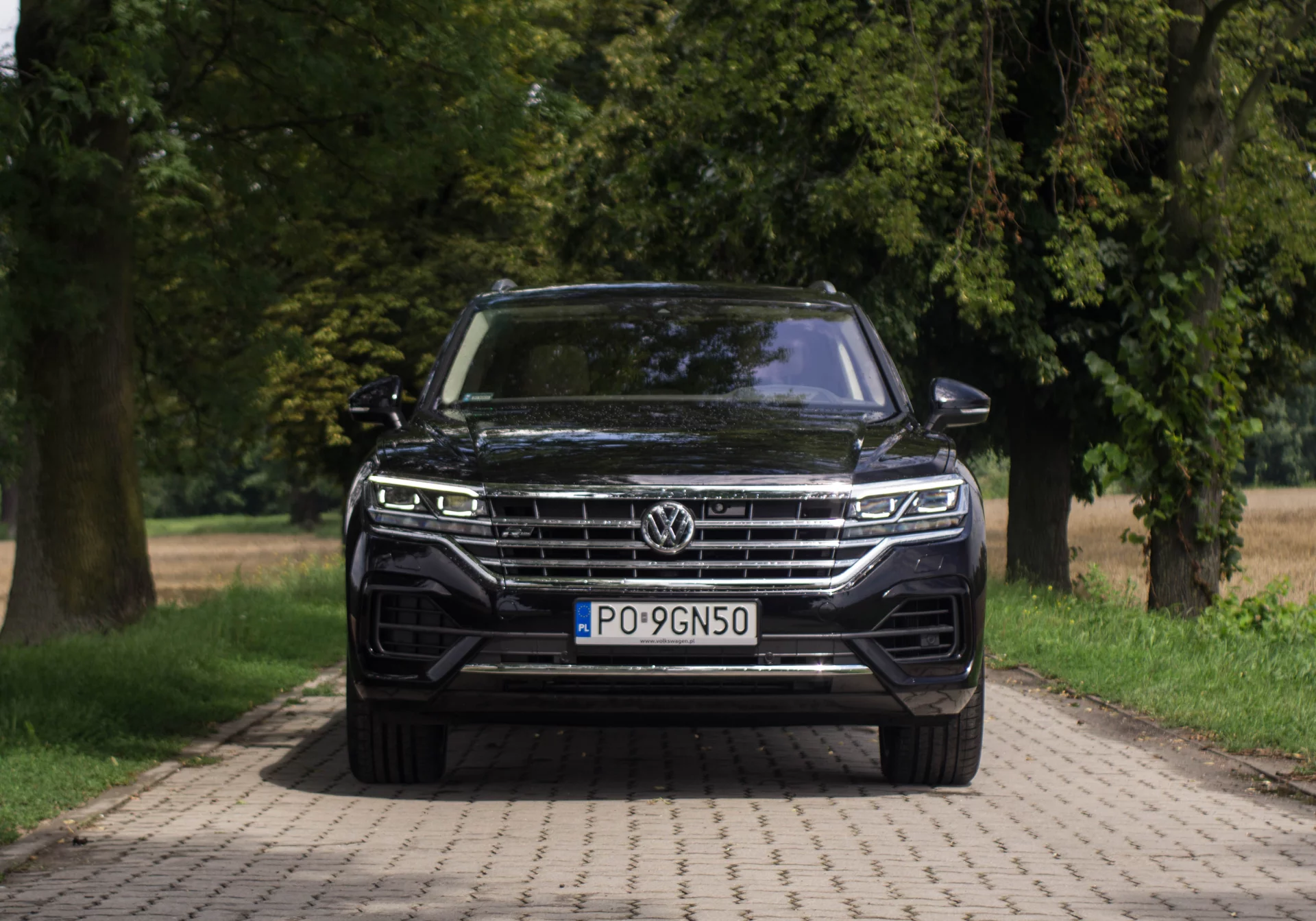 Nowy Touareg jest bardzo muskularny - i tak samo jeździ.
