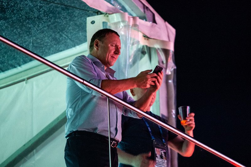 Na zdjęciu prezes TVP Jacek Kurski podczas transmisji meczu w amfiteatrze opolskim w trakcie festiwalu piosenki polskiej.