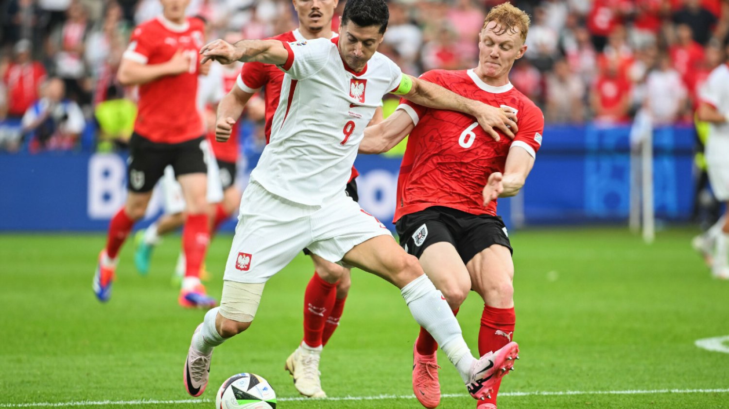 Mecz Polska – Austria w fazie grupowej Euro 2024. W białej koszulce Robert Lewandowski