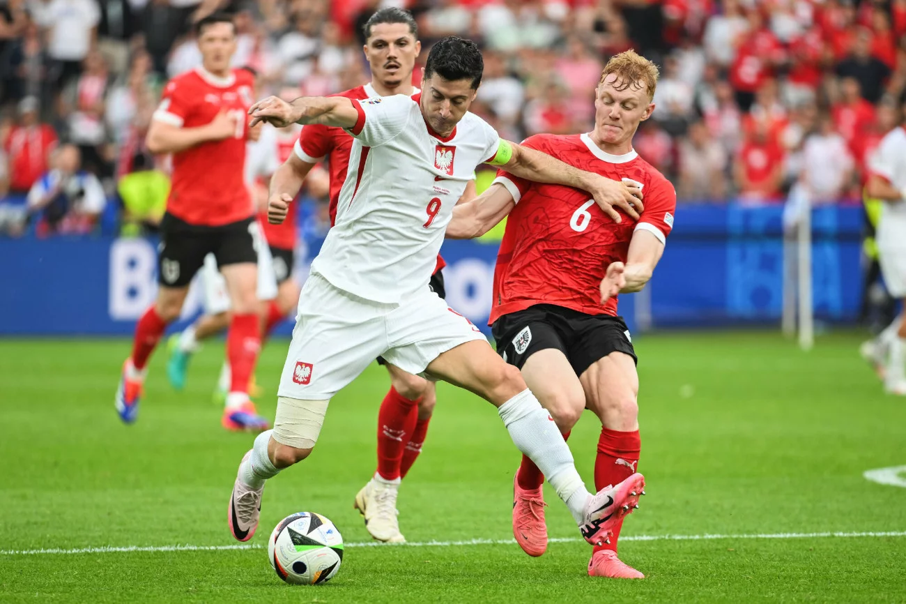 Mecz Polska – Austria w fazie grupowej Euro 2024. W białej koszulce Robert Lewandowski
