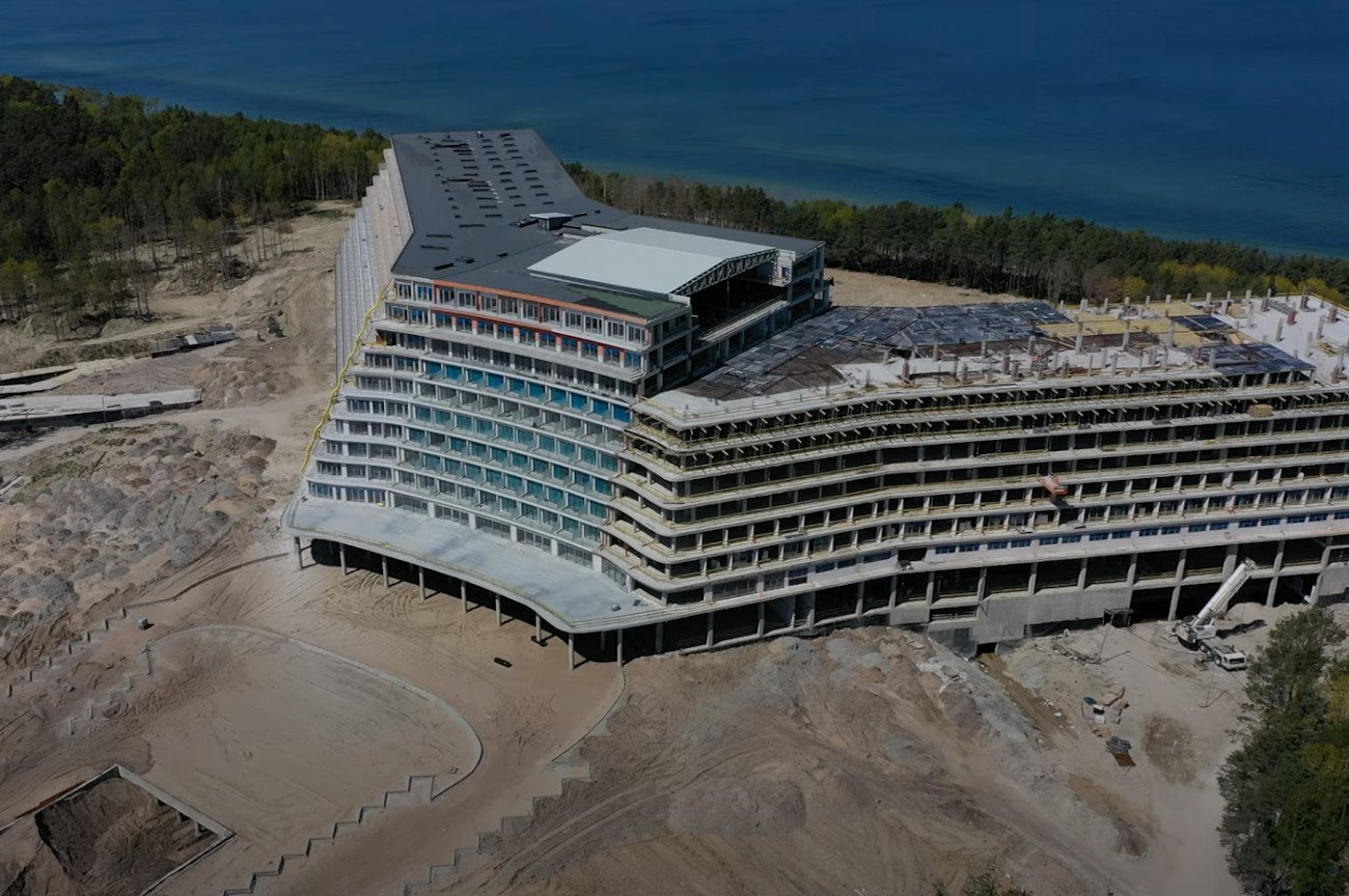 Hotel Gołębiewski w Pobierowie wywołał kontrowersje w Polsce. A jak reagują mieszkańcy Pobierowa?