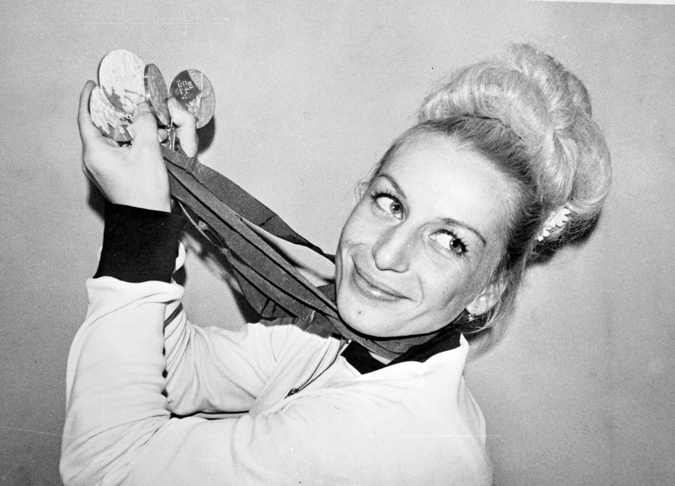 Piękna Věra Čáslavská i jej medale. W epoce największych sukcesów była jedną z najbardziej rozpoznawalnych kobiet globu.