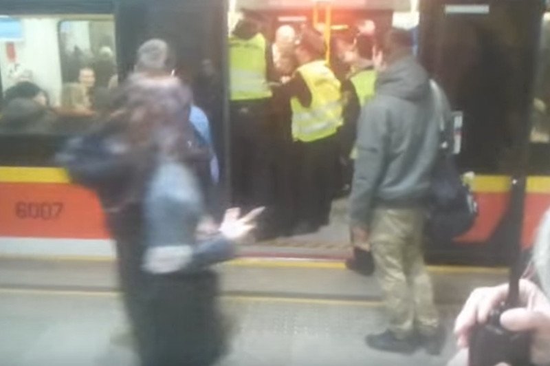Wardęga zatrzymany przez policję [video]. Jechał metrem w stroju Dartha Vadera
