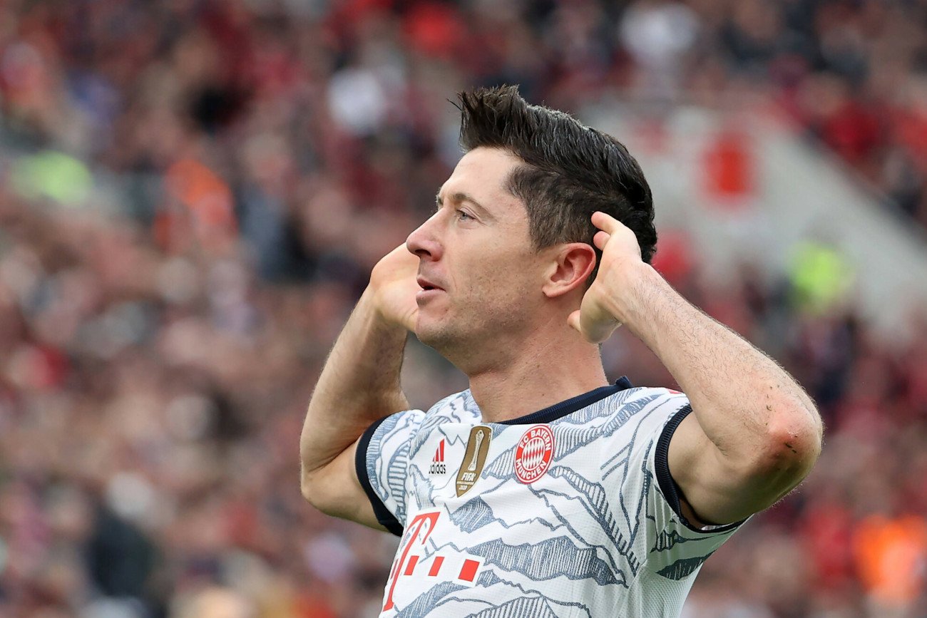 Robert Lewandowski podobnie jak polscy kibice - nasłuchuje wieści dotyczących wyników plebiscytu Złotej Piłki.