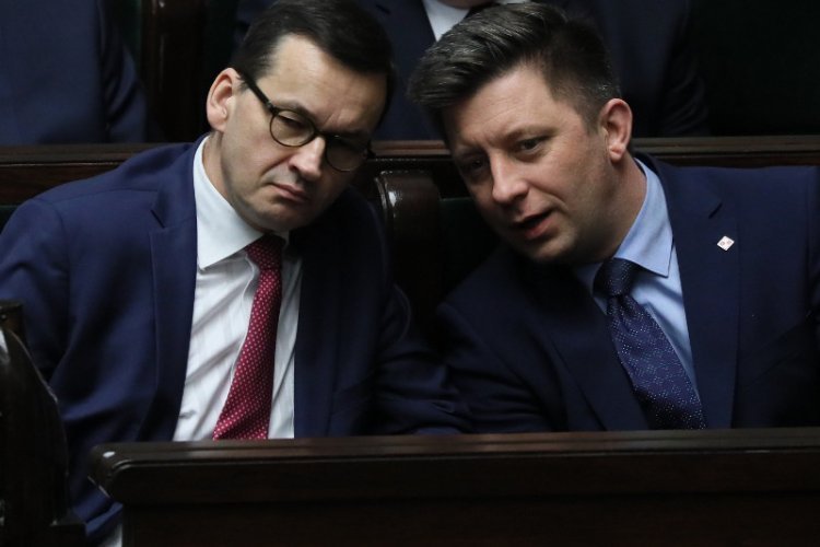 Morawiecki i Dworczyk to jedne z głównych twarzy rządu w kontekście walki z koronawirusem. Sondaż: Polacy źle oceniają rząd za walkę z epidemią koronawirusa.