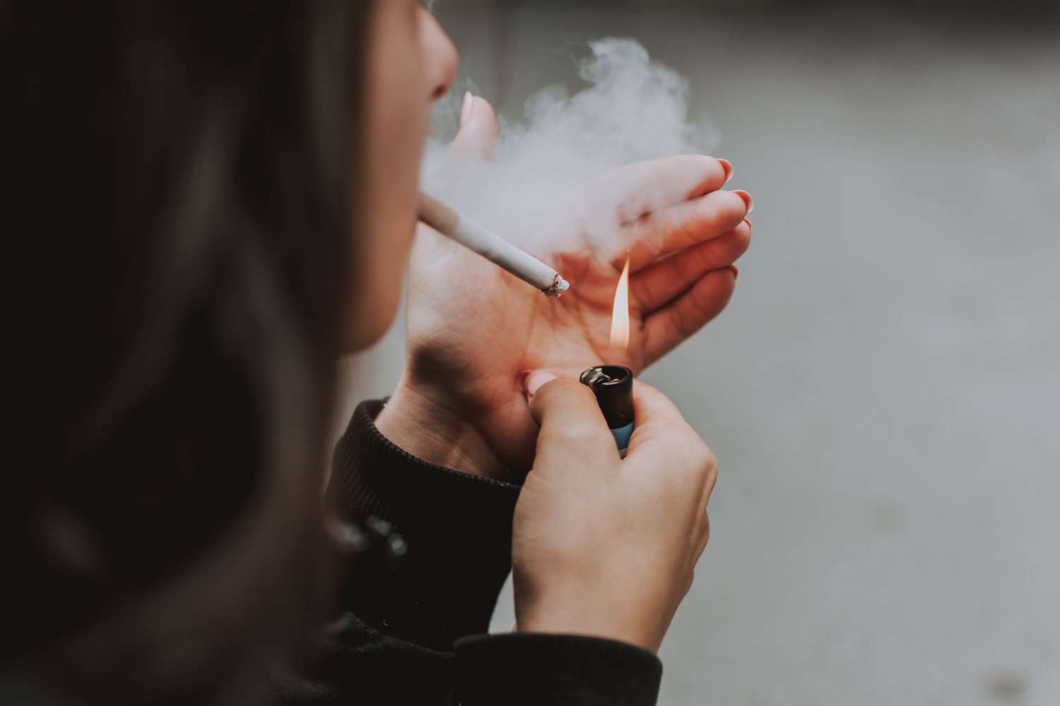 Szacuje się, że w Polsce regularnie sięga po papierosy 24 proc. mężczyzn i 18 proc. kobiet