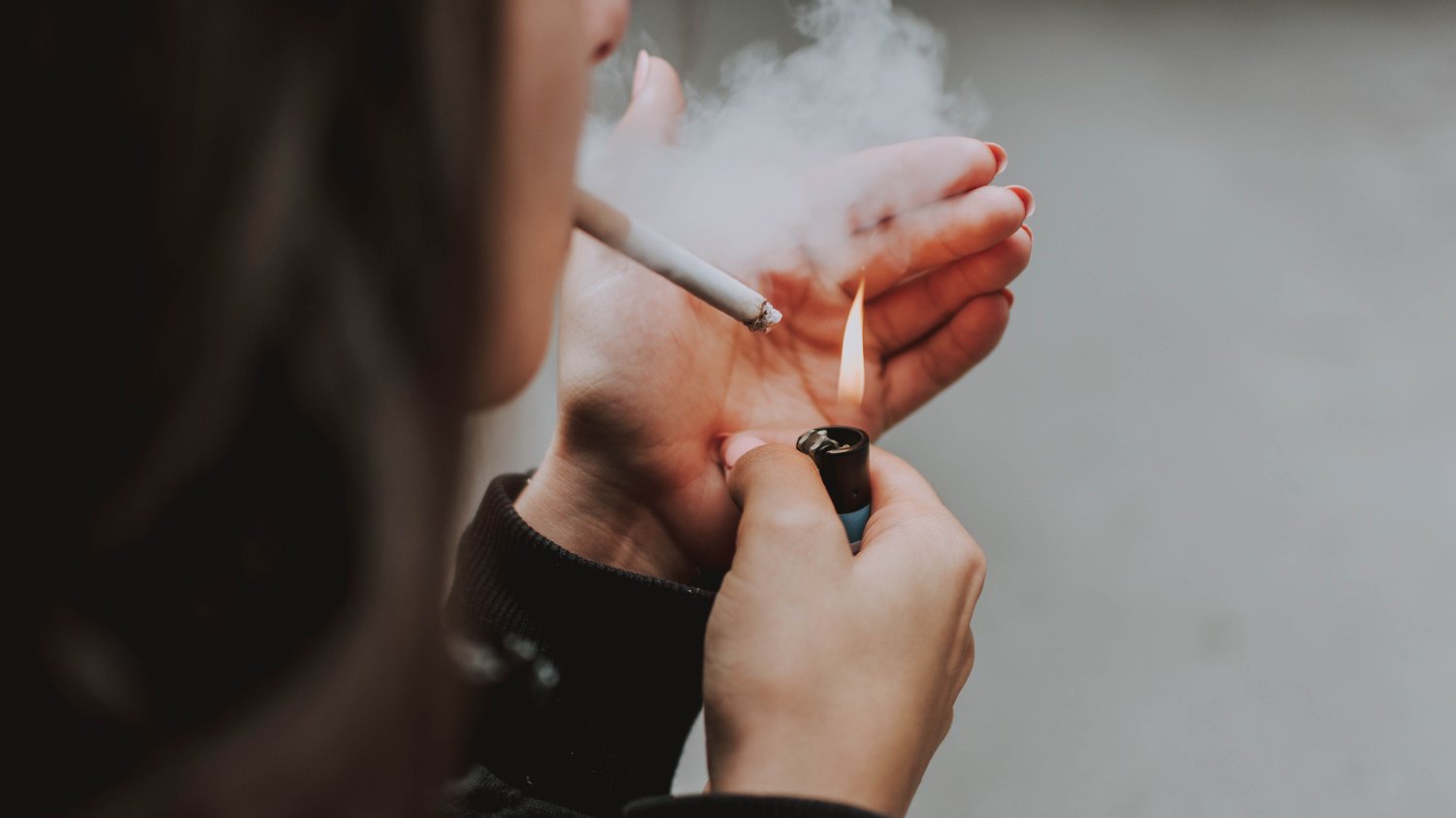 Szacuje się, że w Polsce regularnie sięga po papierosy 24 proc. mężczyzn i 18 proc. kobiet