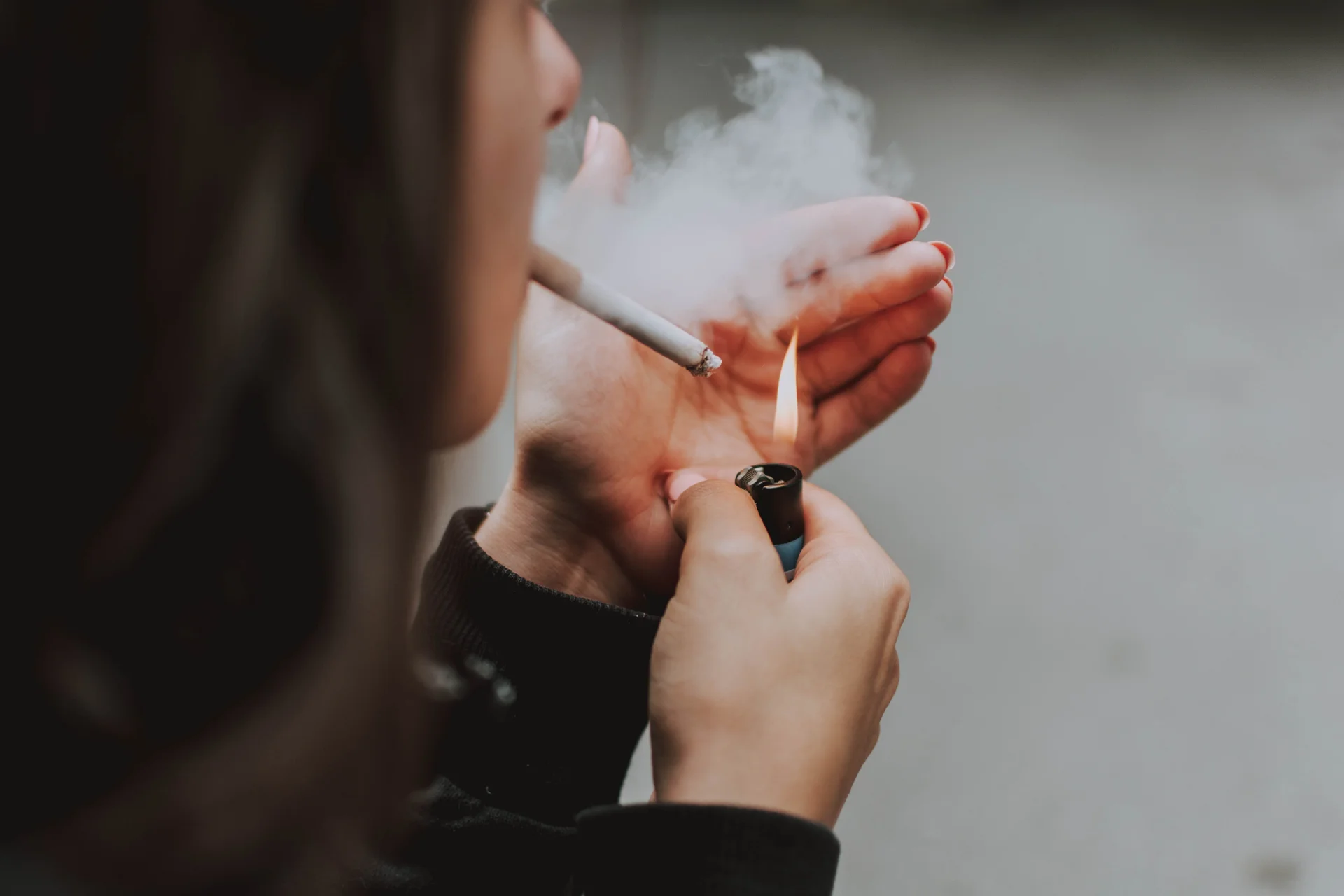Szacuje się, że w Polsce regularnie sięga po papierosy 24 proc. mężczyzn i 18 proc. kobiet