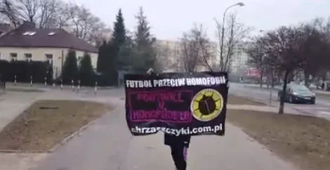 Piłkarka z odzyskanym banerem.