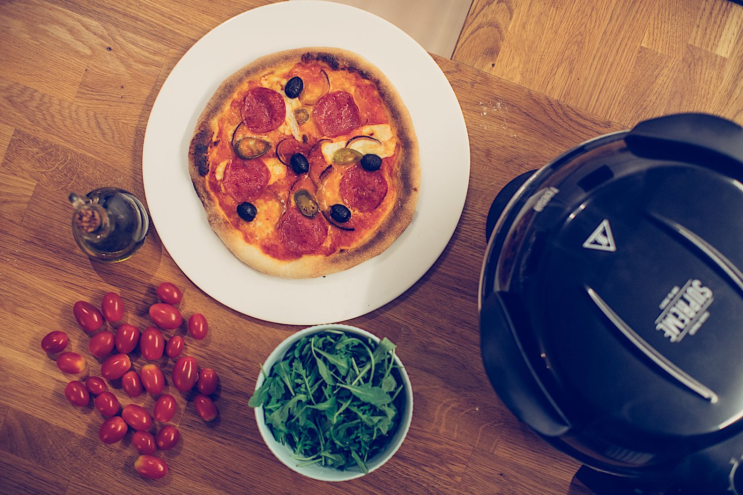 Piec Teesa Supreme świetnie sprawdza się przy pizzy.