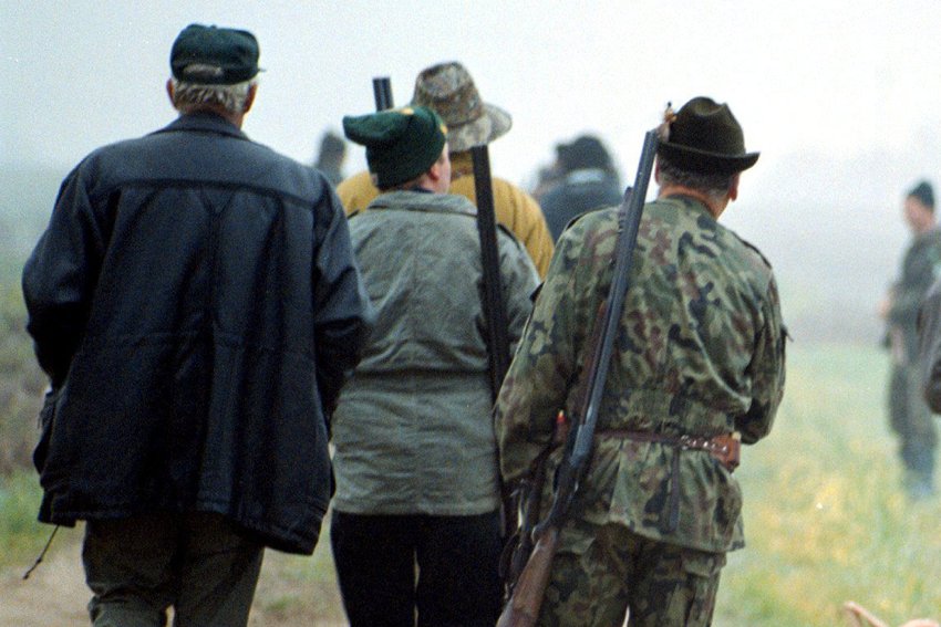 Myśliwi strzelali w kierunku dzieci, prokurator nie widzi problemu skoro nikt nie został ranny.