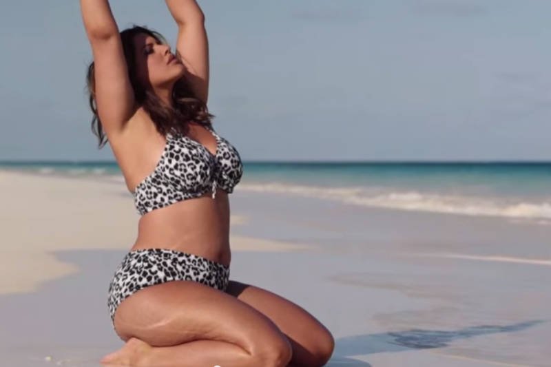 Denise Bidot przełamuje stereotypy i pokazuje się w bikini bez obróbek komputerowych. Jej niedoskonałości są takie, jak u zwykłych kobiet. I tym wygrywa!