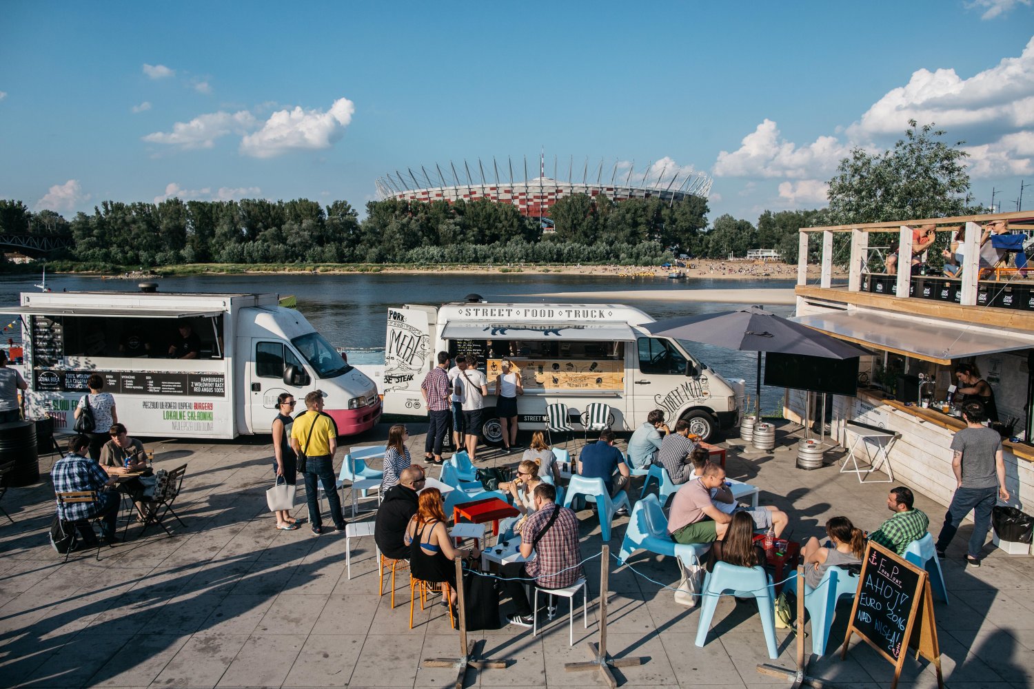 Food Port nad Wisłą dostarcza pożywienia weekendowym imprezowiczom i plażowiczom.