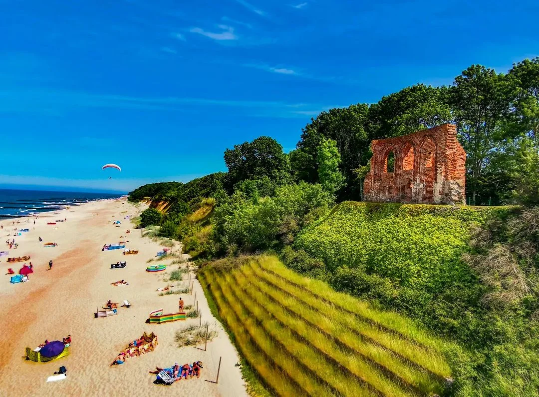 Kościół w Trzęsaczu i plaża.