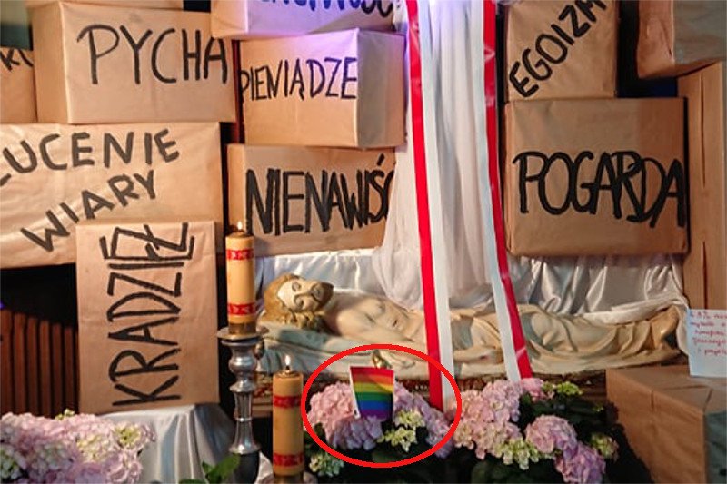Mateusz Goździkowski wraz z koleżanką zaprotestowali przeciwko homofobicznej dekoracji Grobu Pańskiego w kościele w Płocku.