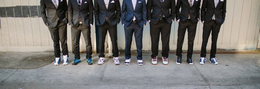 Buty sportowe z pewnością rozluźnią formalny charakter stylizacji i wprowadzą  do wyglądu luz i wygodę bez estetycznego zgrzytu.