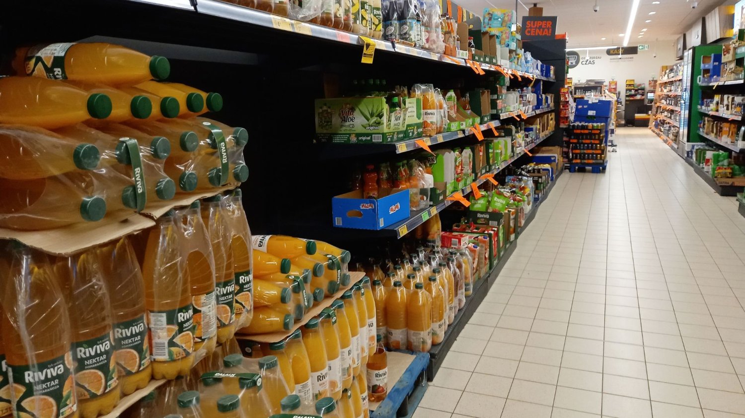 Kolejne niejasności związane z systemem kaucyjnym w Polsce. Klienci zgłaszają, że informacje są nieczytelne. Wnętrze sklepu Biedronka - alejka z napojami