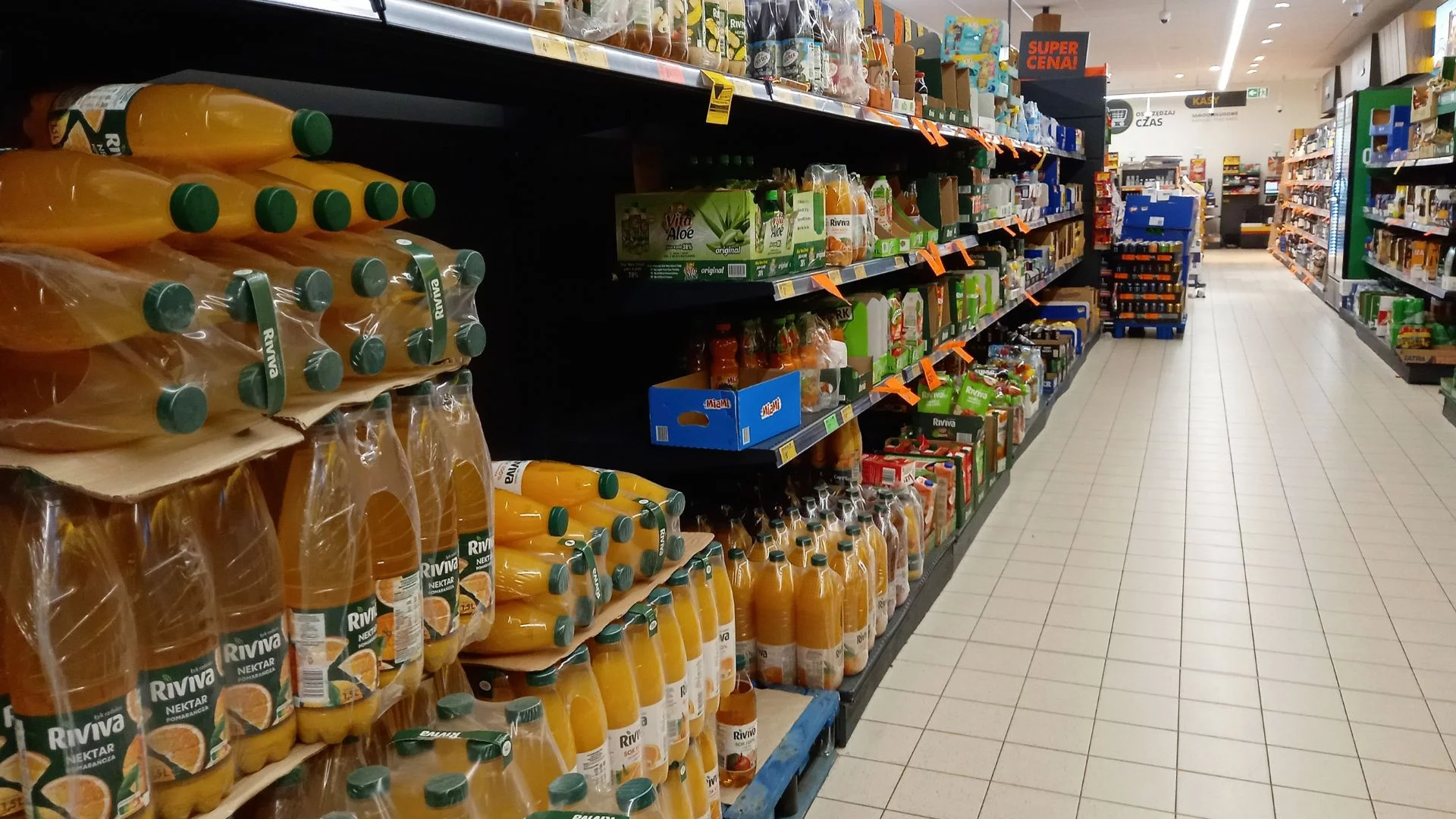 Dodatkowa opłata na paragonie w Biedronce i nie tylko. Zdziwienie przy kasach