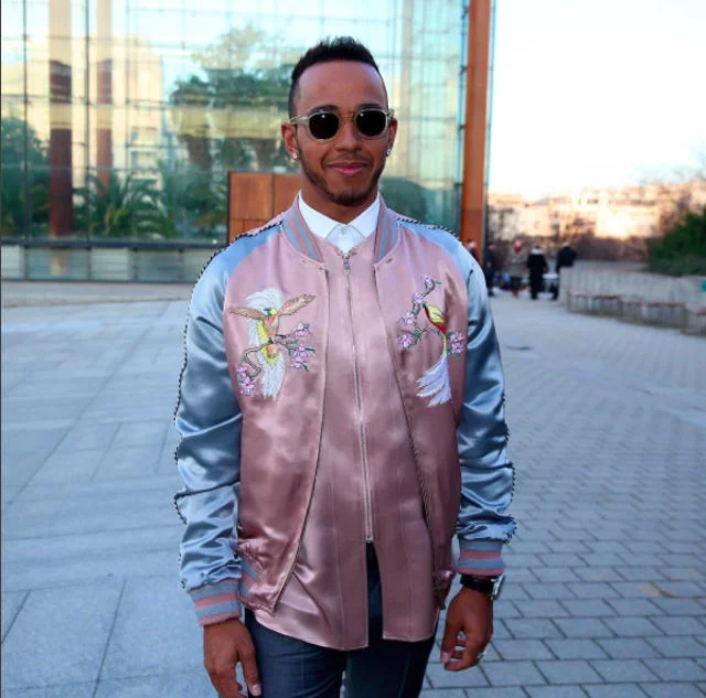 Lewis Hamilton w satynowym bomberze.