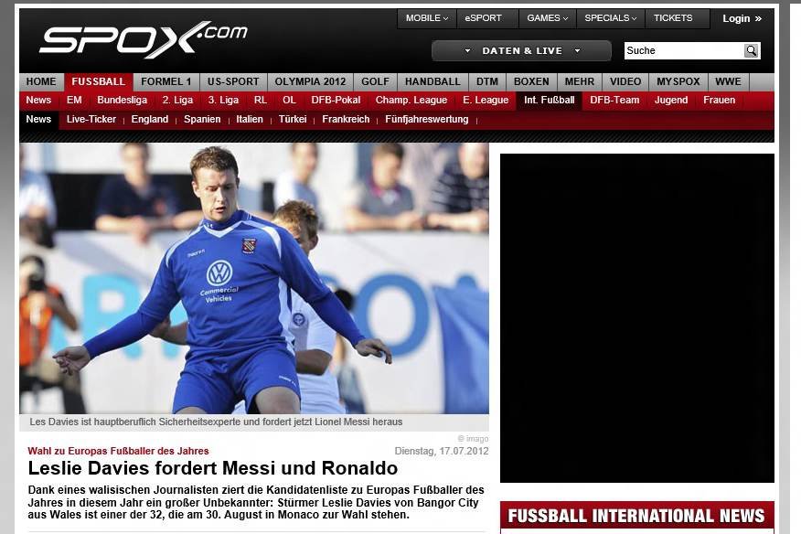 Leslie Davies (na zdjęciu) jest pracownikiem fabryki, hobbystycznie kopiącym piłkę